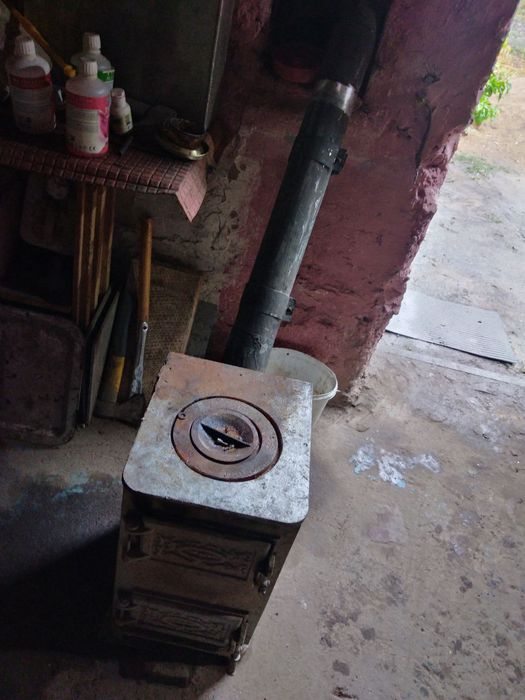 Продаю заводськую чугуную  буржуйку б/у