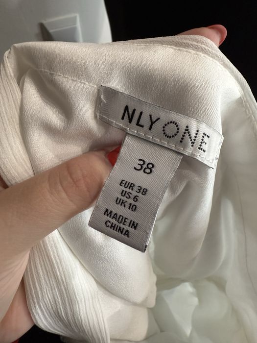 Biała sukienka na grubych ramiączkach krótka biała sukienka