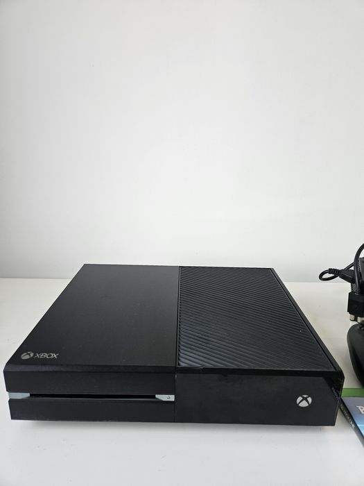 Konsola XBOX ONE +Gry Pad