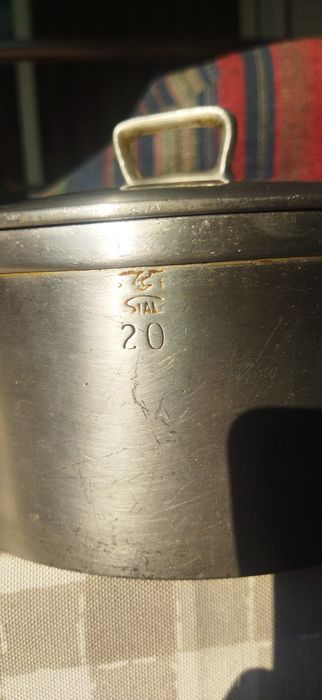 Dois tachos e uma panela em bom estado
