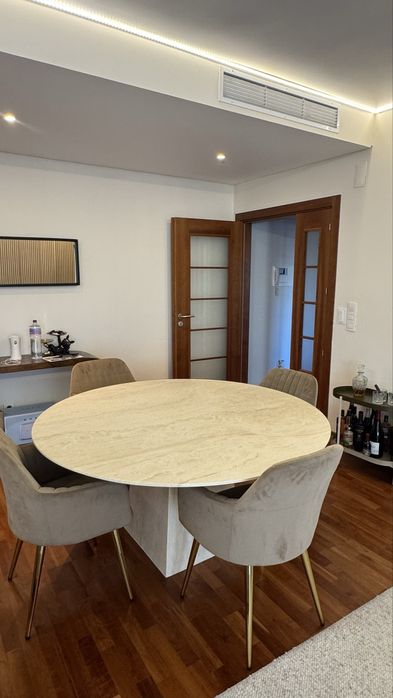 Mesa de jantar EM MARMORE de até 8 lugares