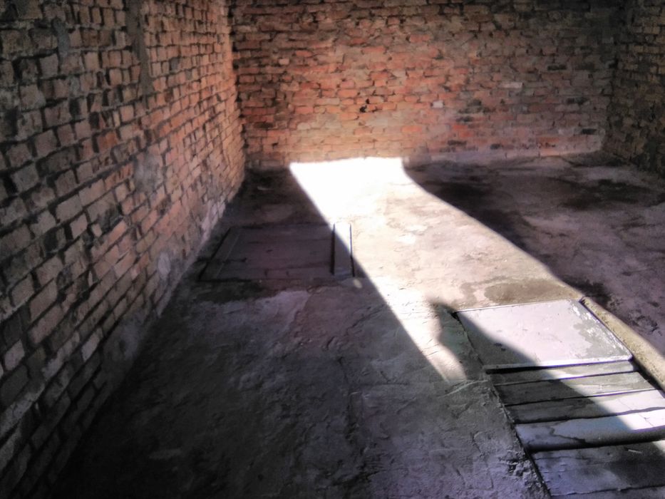 Гараж з оглядовою ямою та погребом.