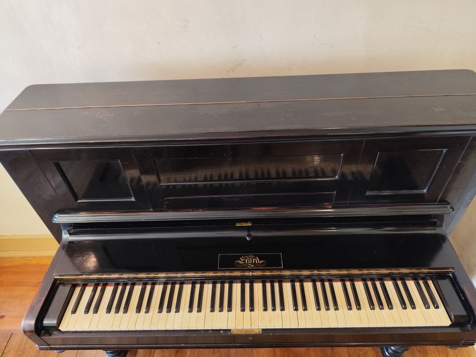 Piano familiar muito antigo