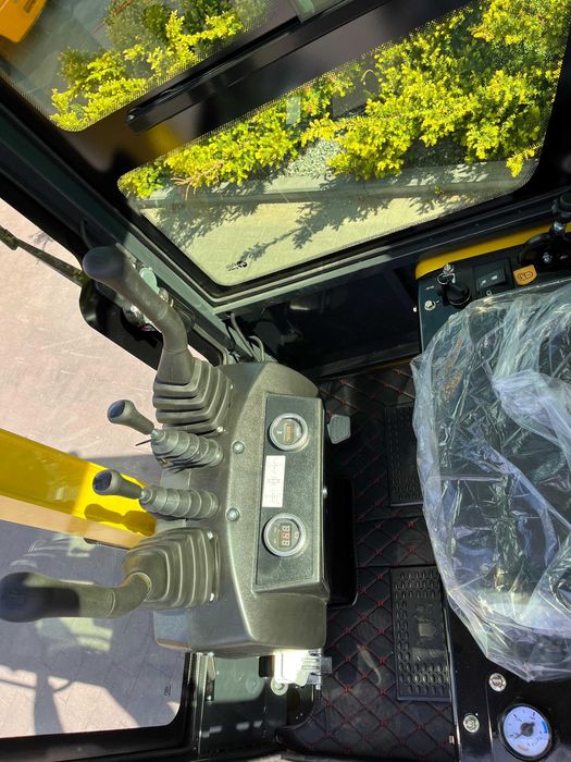 Nowa minikoparka Gunter Grossmann GG800N z kabiną