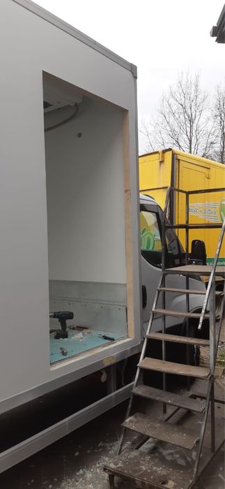 Wykonanie drzwi w chłodni, kontenerze, zabudowie