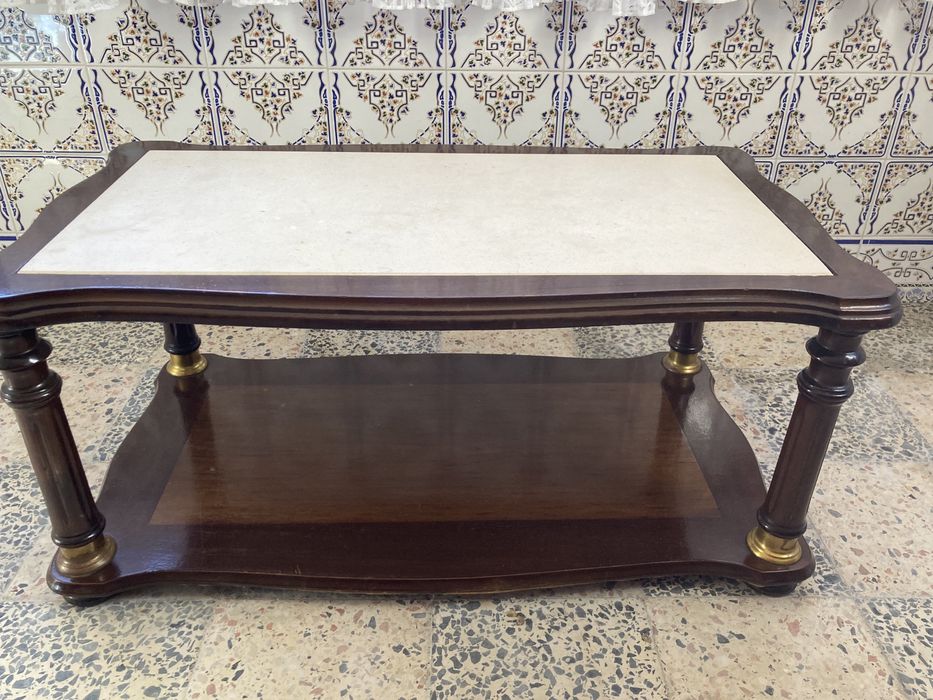 Mesinha de sala em mogno