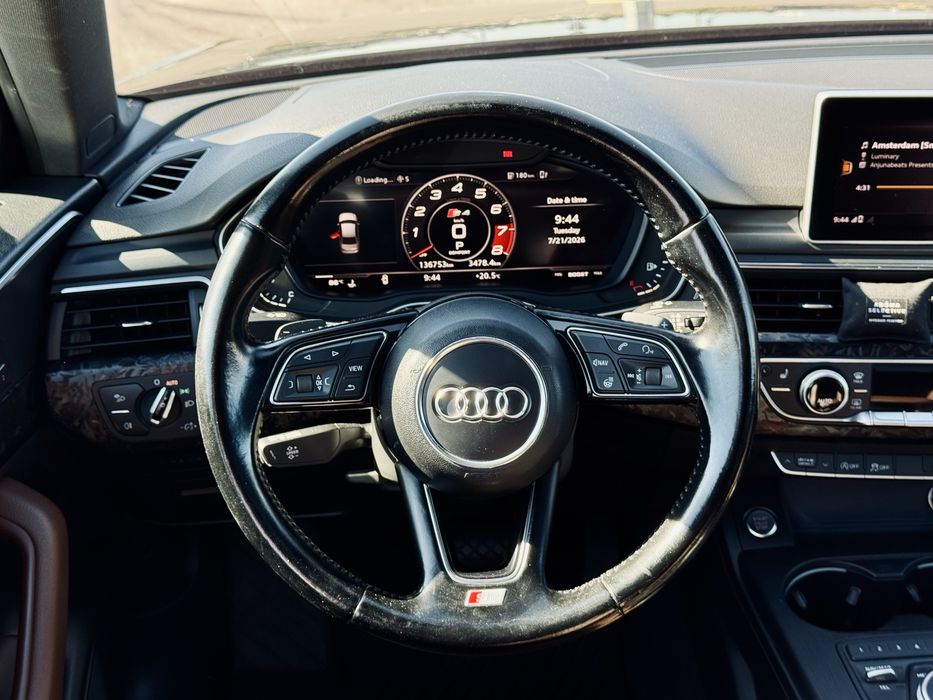 Продам машину Audi A4 2016