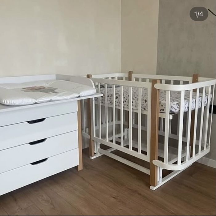 Дитяча кроватка з маятником