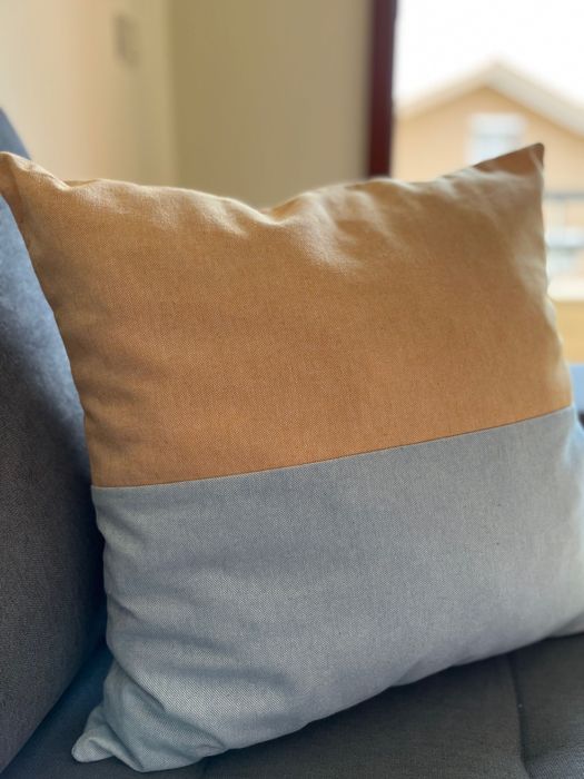 Almofada decorativa Moira, inspirada no por do sol, laranja e azul