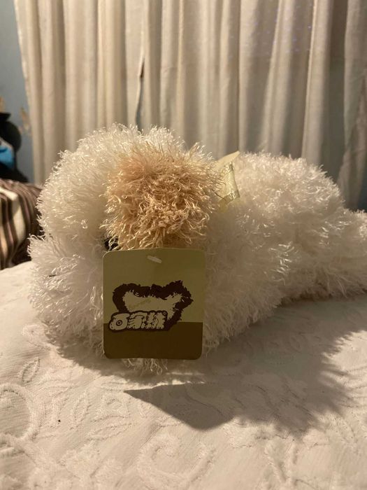 Peluche de cão branco fofo
