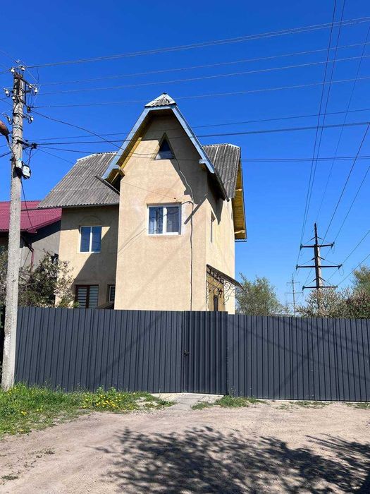 Продається двоповерховий будинок з ділянкою