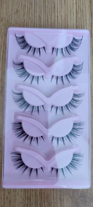 Kosmetyki, rzęsy, spinka, podkład