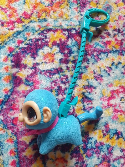 Małpka na smyczy furReal