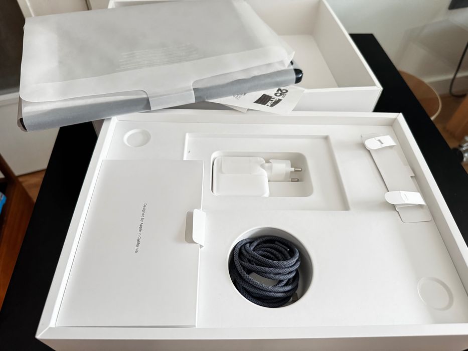 Portátil MacBook Air 13,6” M2 (2023) – Caixa + Acessórios Novos