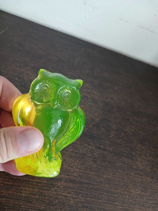 Szkło uranowe sowa z huty Desna.