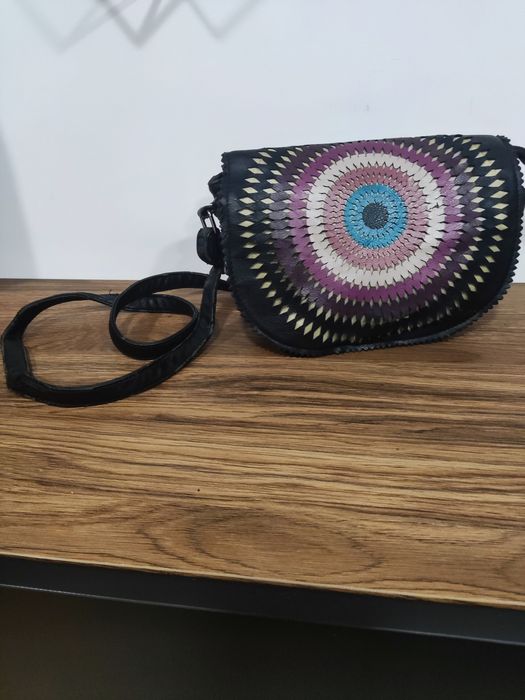 Czarna torebka listonoszka