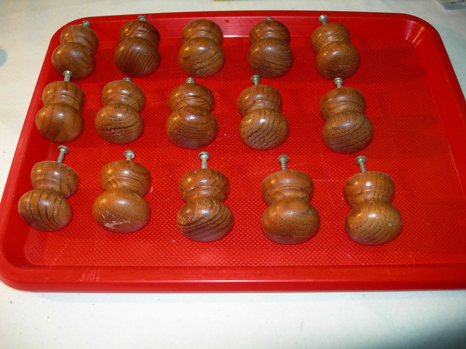 Puxadores de madeira.