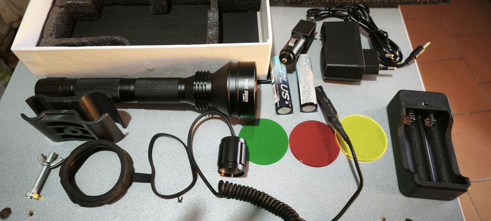 Потужний ліхтарик з кріпленням на рушницю та виносною кнопкою.