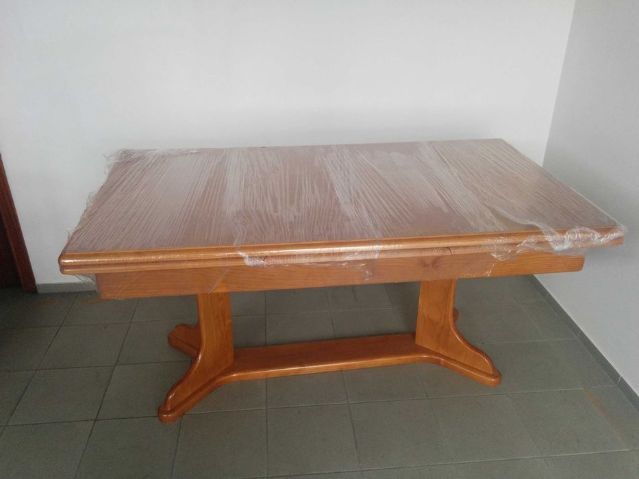 Mesa de Madeira Maciça extensível  + 6 cadeiras