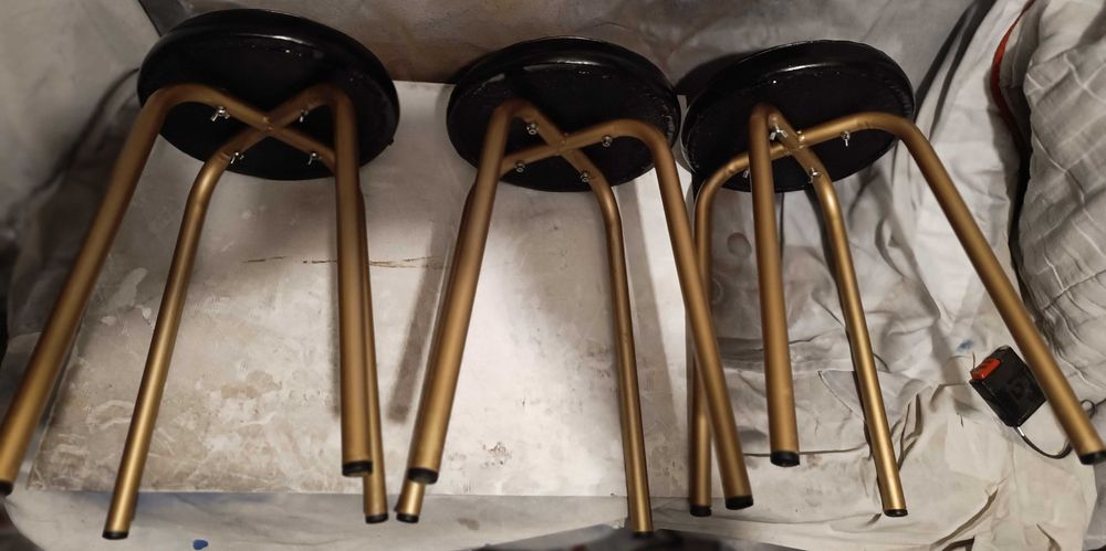 3 Bancos antigos preto e dourado