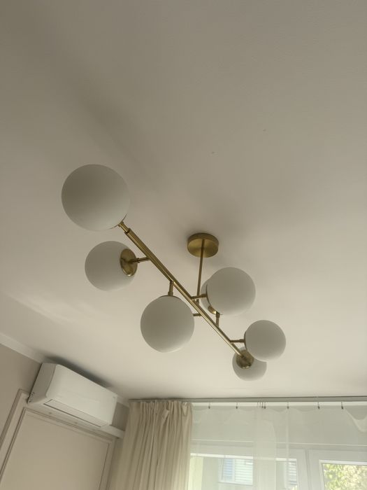 Lampa wisząca złota z mlecznymi kulami