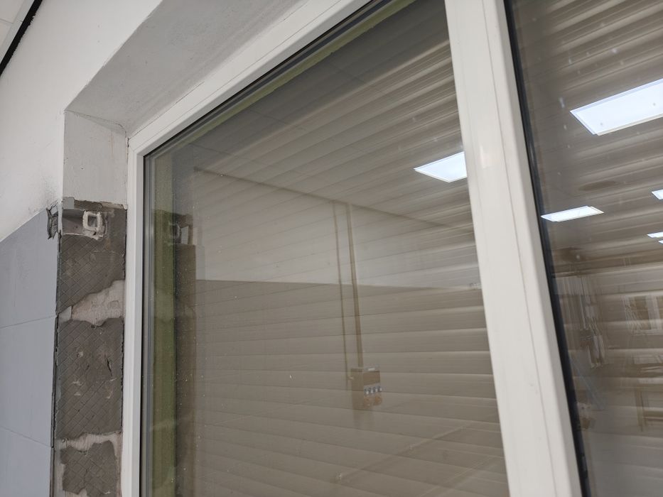 Okno witryna plastikowa biała z roletą  230x150