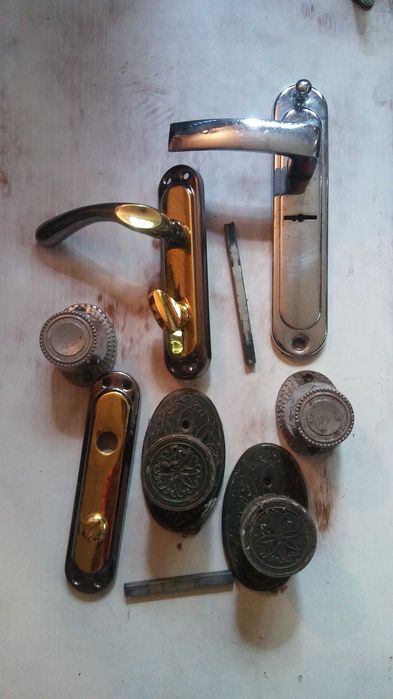 Ручки дверные разные.