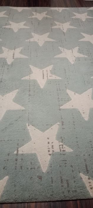 Dywan do pokoju dziecięcego - miętowy w białe gwiazdy.