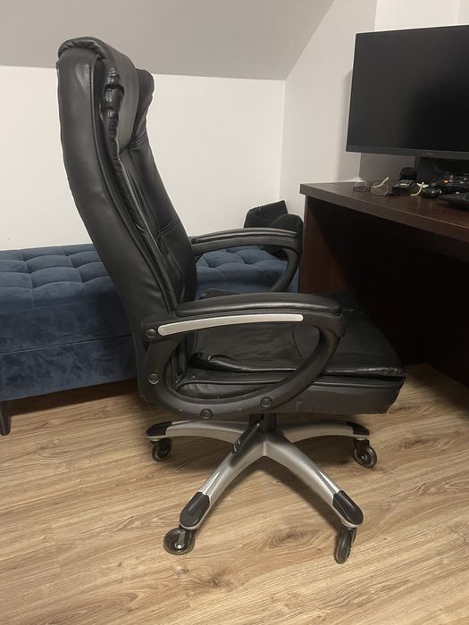 Fotel biurowy czarny ergonomiczny i wygodny na sylikonowych kolkach.