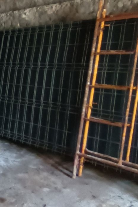 6 redes vedação obra  usadas + 1 mesa completa de andaime usada