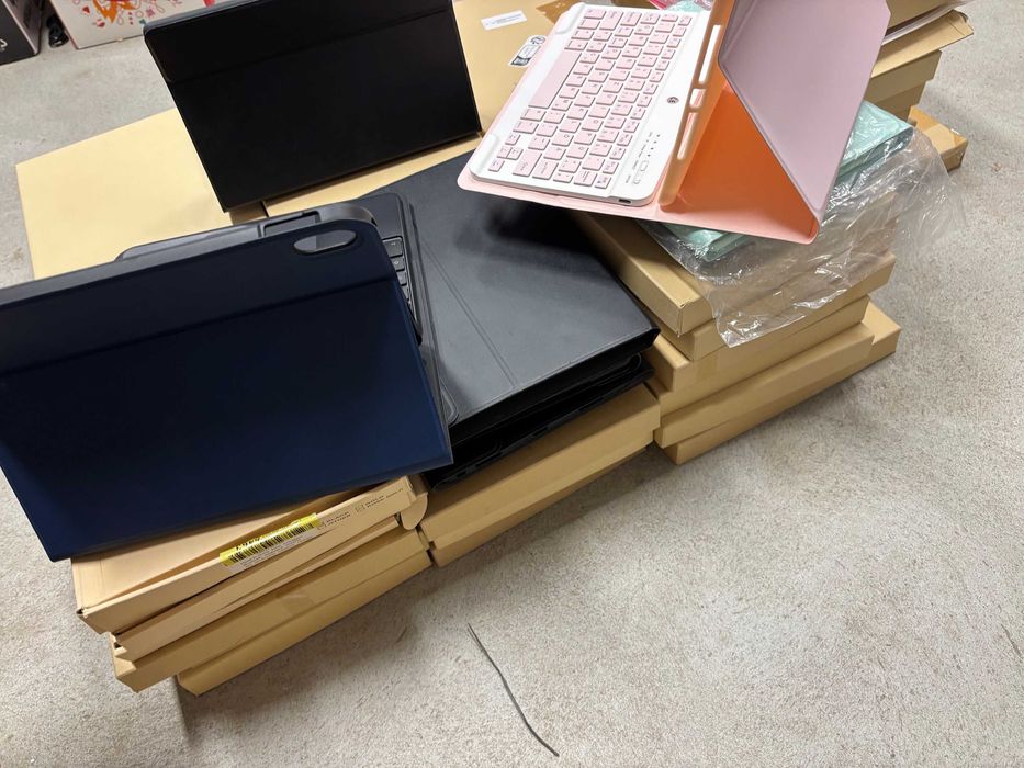 Etui z klawiaturą do tabletów mix 45szt.