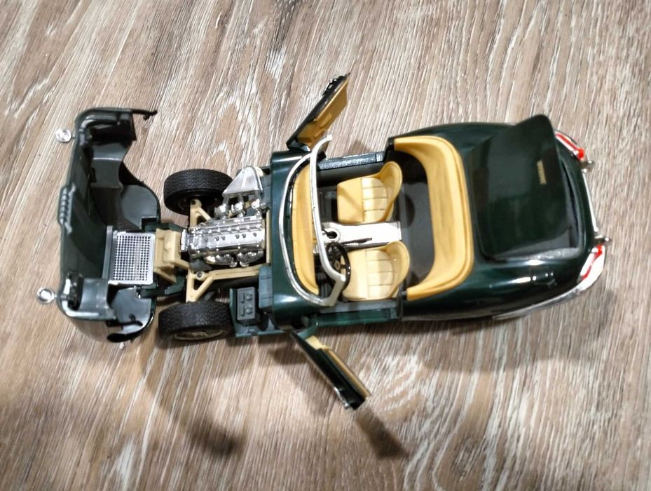 Jaguar E descapotável escala 1/18