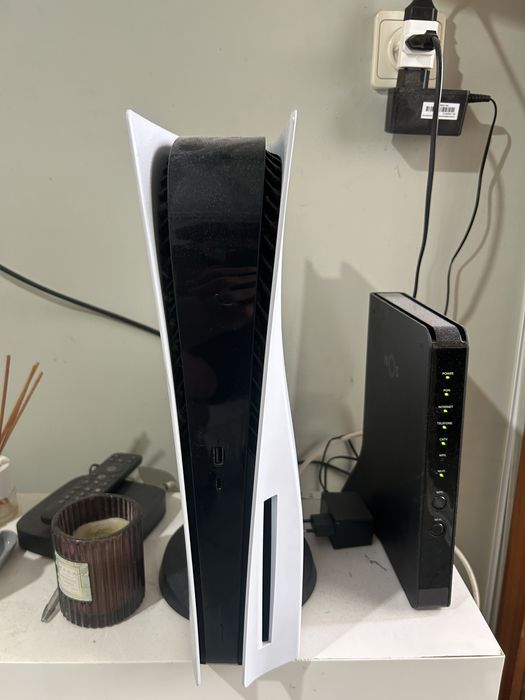 PS5 Bundle (Consola com Leitor) + Headset + Comando Branco/Roxo (Negociável) Preço: €400 (Negociável)