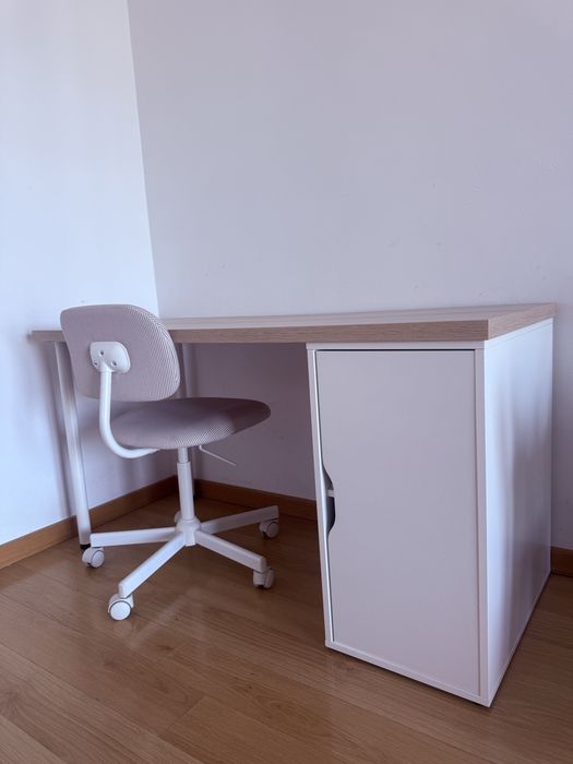 Mesa de escritorio com cadeira