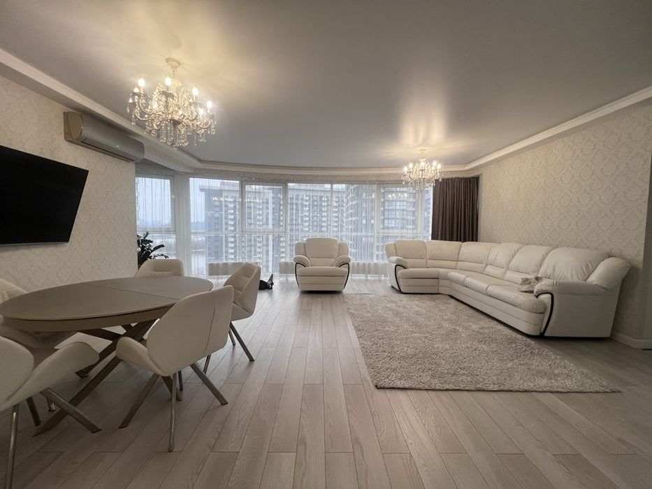 Світла та затишна 3-к квартира 125 м²з видом на Дніпро  ЖК Зарічний