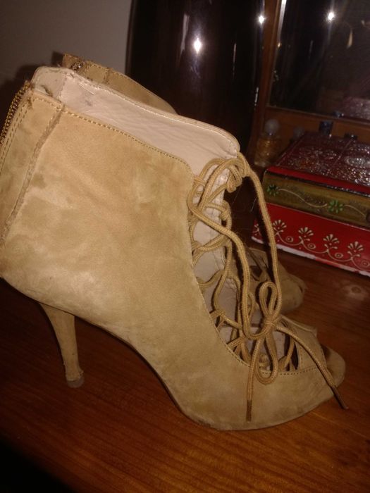 Sandálias abotinadas Zara