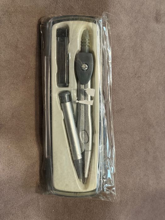 Cyrkiel w pudełku z rysikami