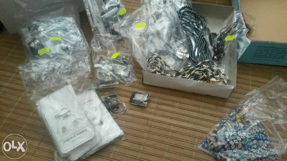 Vendo conjunto de mais de 70 bijuterias novas.