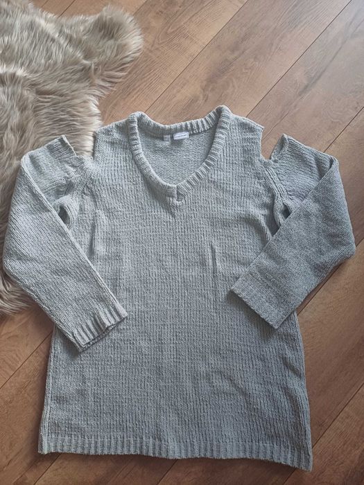 Gruby sweter z wycięciem na ramionach