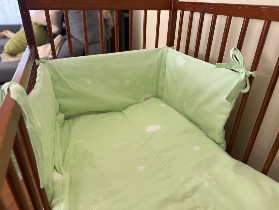 Cama de grades com colchão e lençois