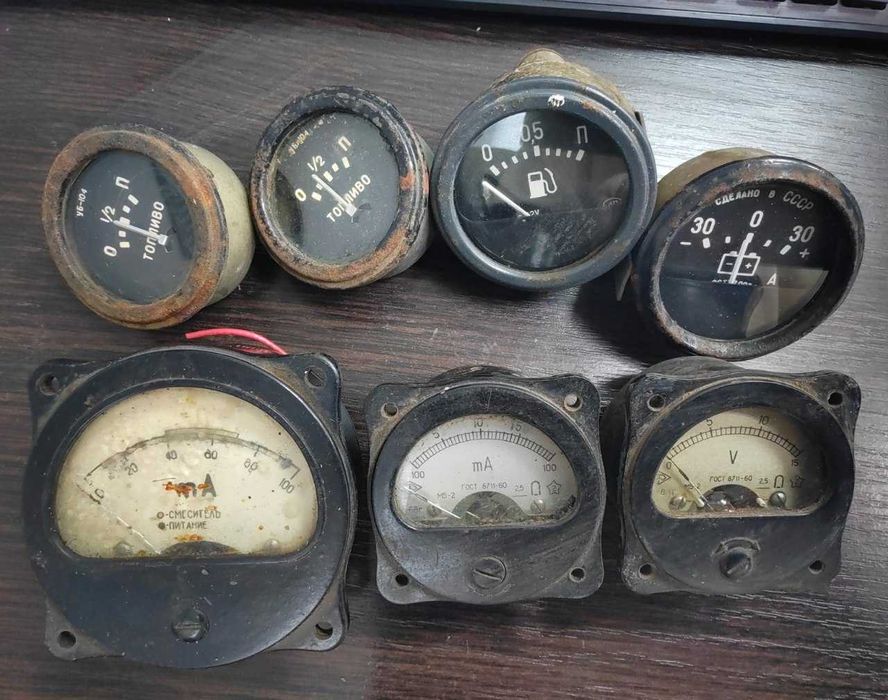 Приборы СССР: амперметр, указатели уровня топлива и др.