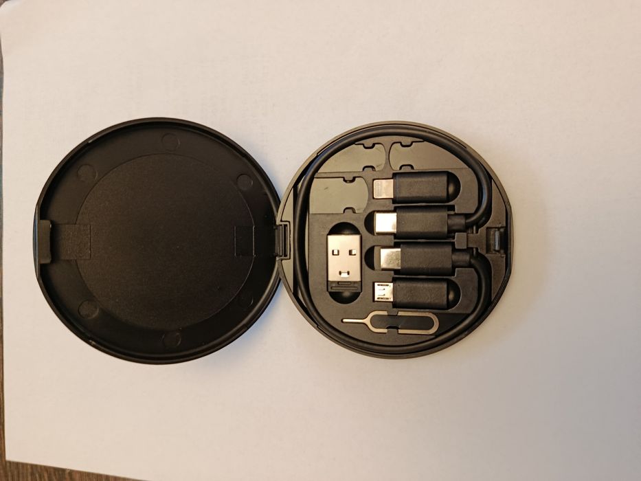 Zestaw adapterów w etui