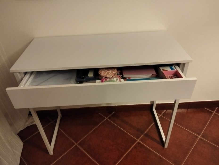Secretária branca com gaveta