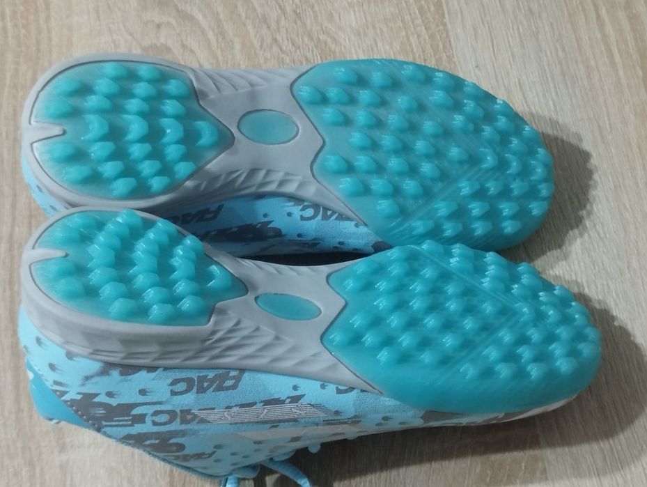 Нові кросівки, сороконіжки 35 р.