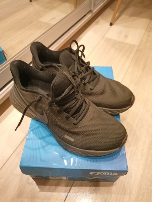 Кросівки бігові  Nike revolution 5