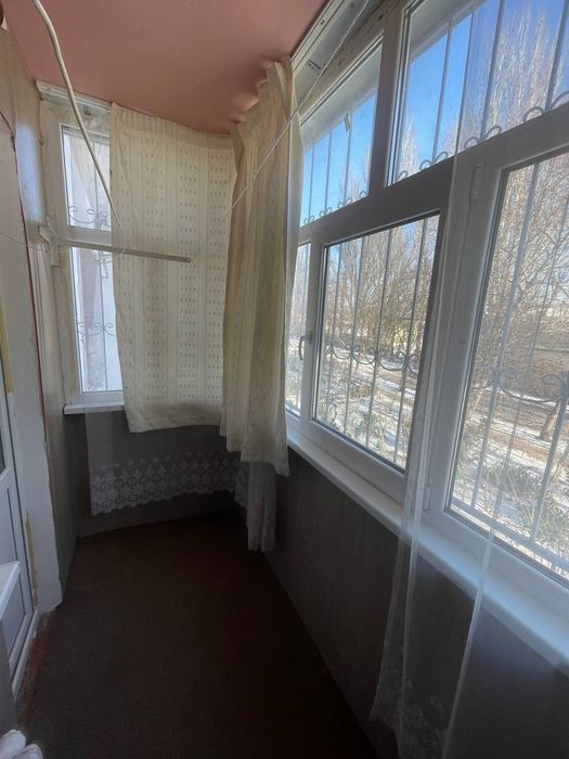 Оренда квартири  в місті Херсон . Перший поверх . Опалення працює .