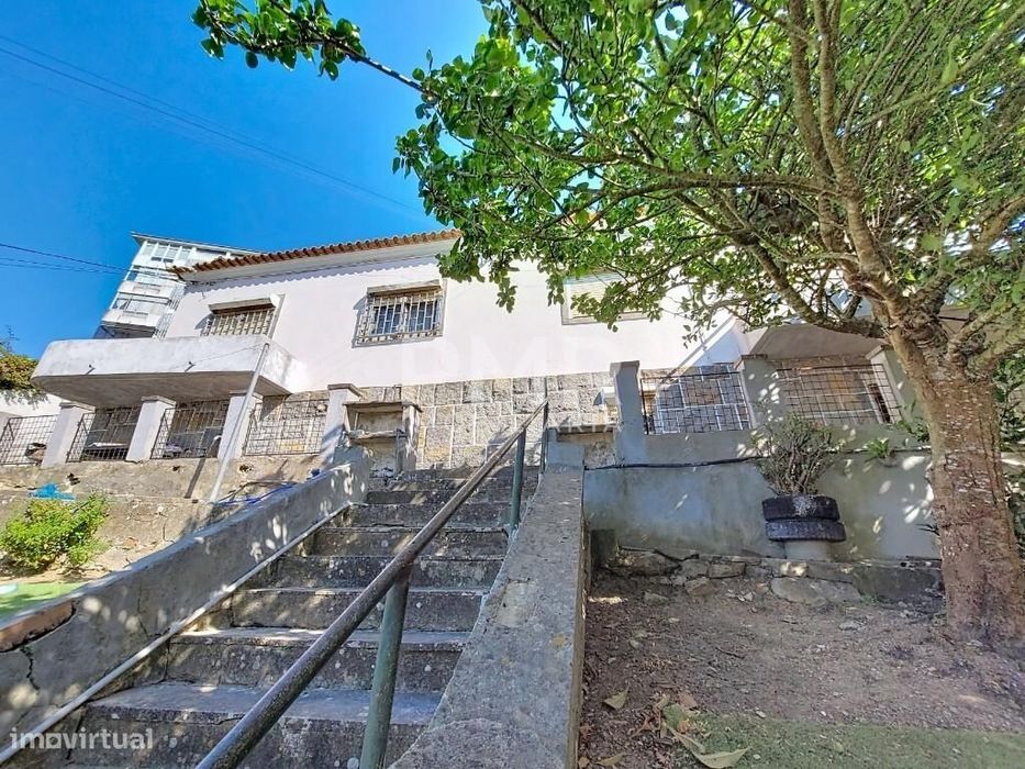 Agualva: 2 moradias independentes com terreno e jardim