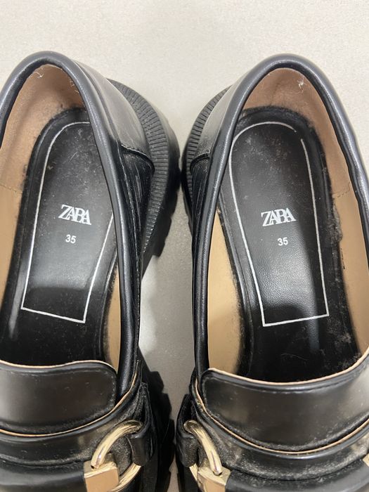 Sapatos pretos da Zara com sola de borracha