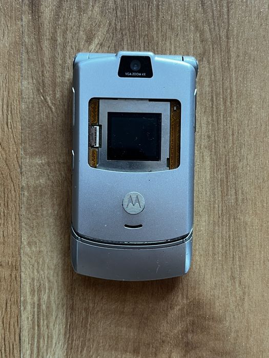 Motorola RAZR V3 – Klasyk Designu (Srebrna)