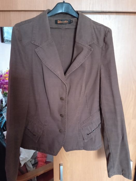 Damska marynarka w brązowym kolorze